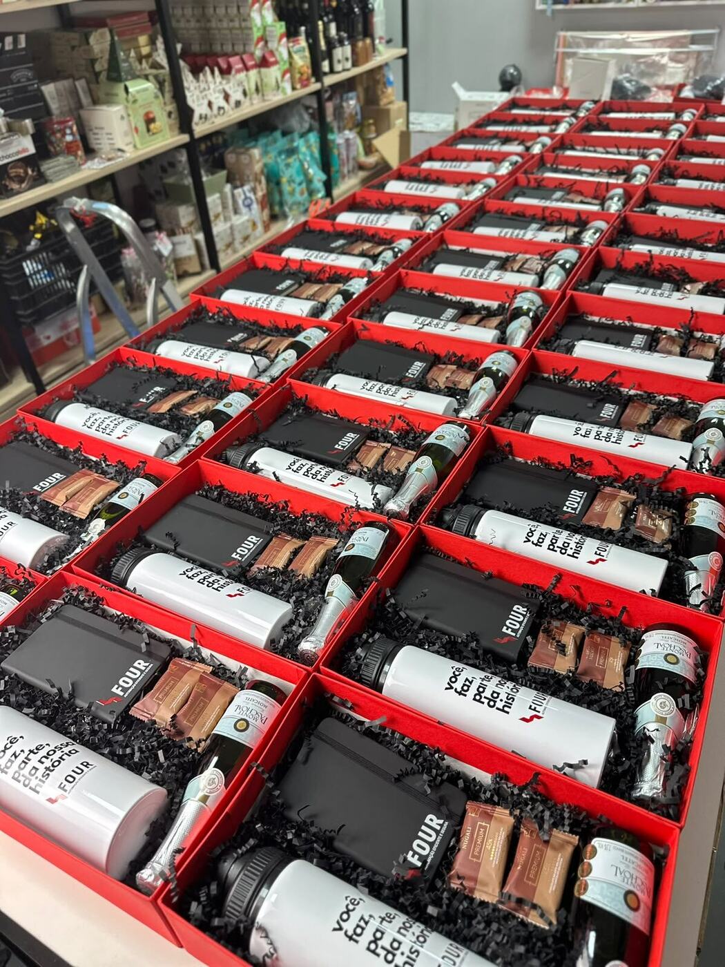 Caixas vermelhas de Natal abertas lado a lado