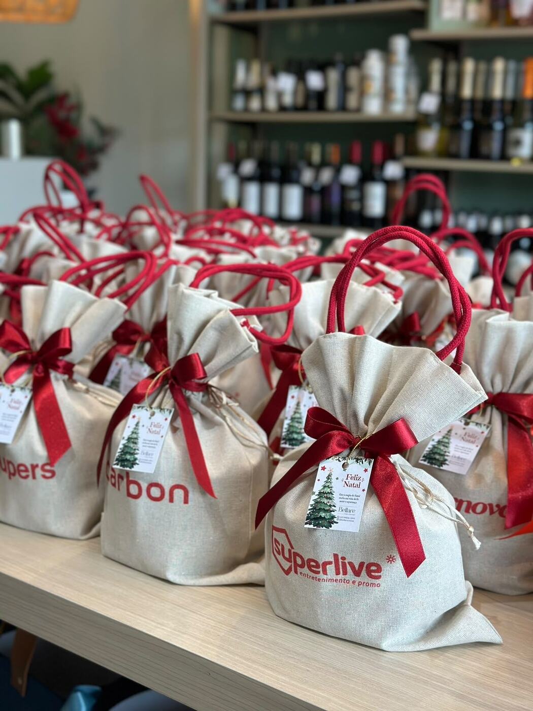 Sacolas de Natal com a logo da empresa cliente