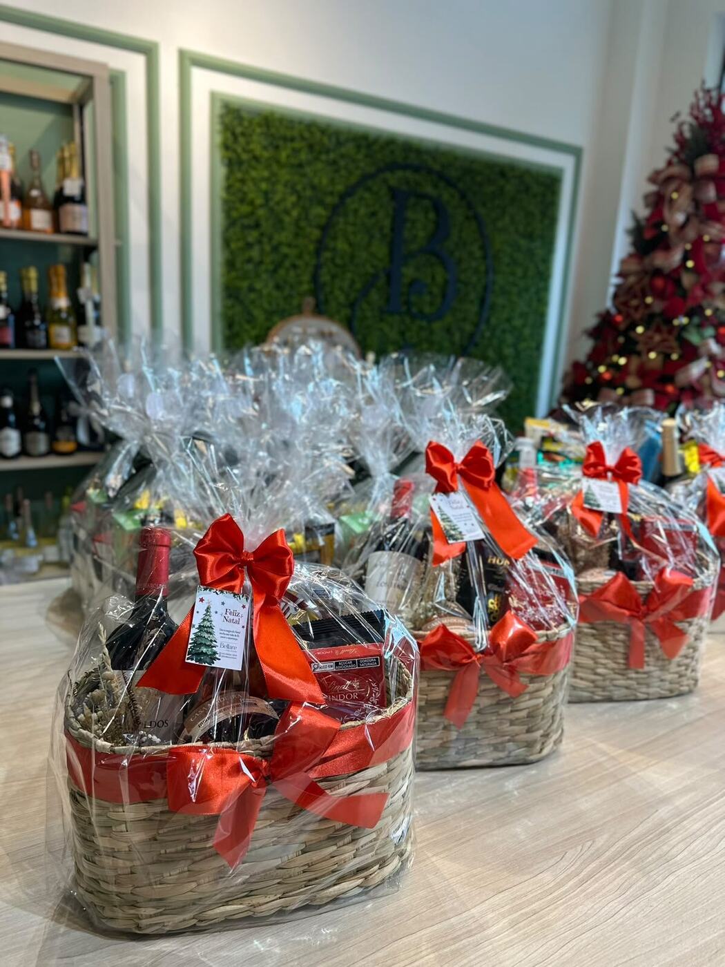 Loja da Bellare Cestas com cestas de Natal prontas e a árvore ao fundo